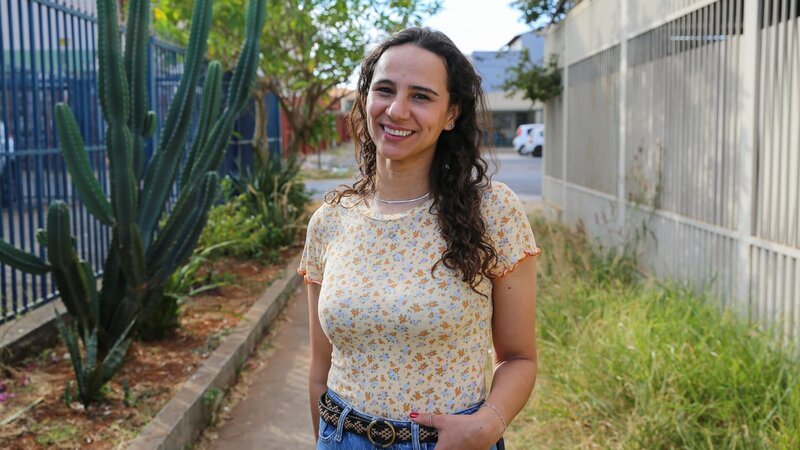 Sandra posing in Brazil – Bild: Warner Bros. Discovery, Inc. or its subsidiaries and affiliates