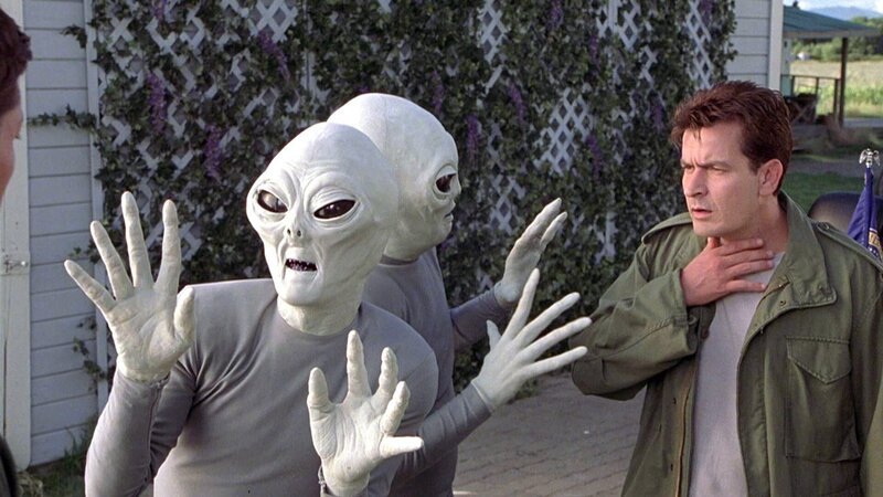 Tom (Charlie Sheen) und die Außerirdischen … – Bild: RTL II