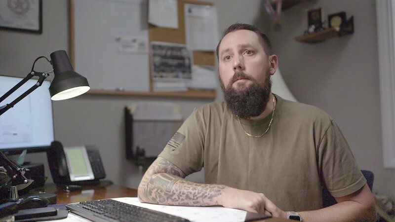 Lt. Det. Chris Griffin in interview – Bild: Warner Bros. Discovery, Inc. or its subsidiaries and affiliates. All rights reserved.