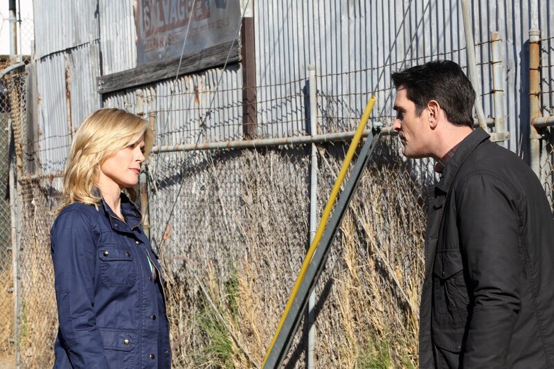 Claire Dunphy (Julie Bowen), Phil Dunphy (Ty Burrell). – Bild: ViacomCBS /​ Danny Feld