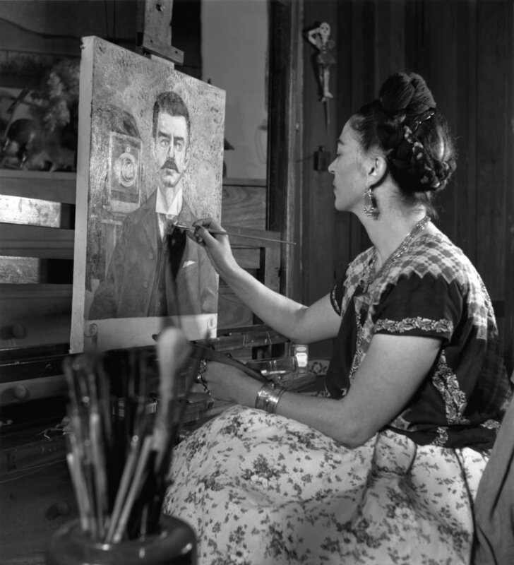Frida Kahlo in ihrem Atelier – Bild: ZDF und Getty Images