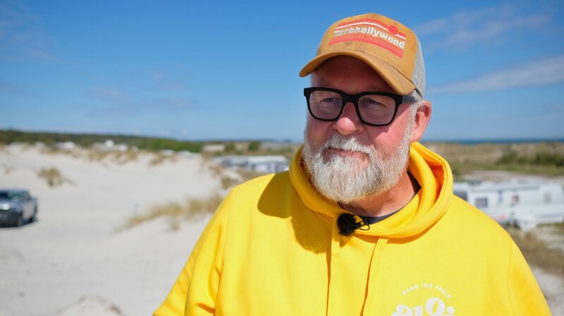 Trotz des großen Zeitdrucks behält Campleiter Peter Dräger ein Lächeln auf den Lippen. – Bild: NDR/​Matthias Ruuck/​Clip Film