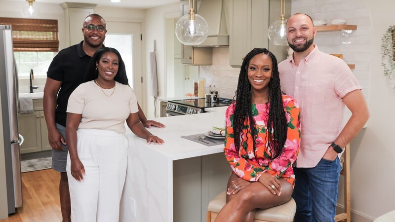 The homeowners, Dense, and Mike pose in the kitchen. As seen on HGTV’s Fix My Frankenhouse season 2. – Bild: Warner Bros. Discovery, Inc. or its subsidiaries and affiliates