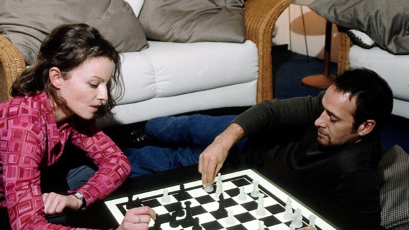 Andrea (Carina Wiese) und Semir (Erdogan Atalay) spielen Schach. – Bild: RTL /​ Gordon Mühle