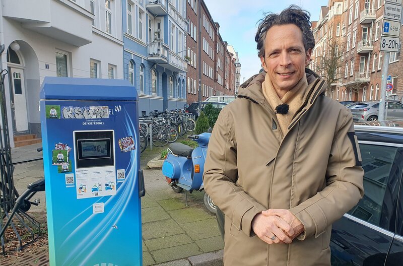 Jo Hiller beim Ladesäulencheck in Kiel. – Bild: NDR/​Christian Lang