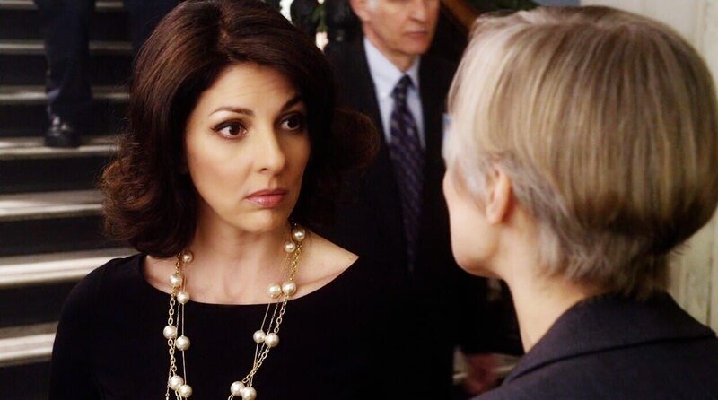 Das Leverage-Team legt auf einem Kongress ein entsprechendes Gesetz vor, welches für mehr Sicherheit im Cheerleading-Sport sorgen soll. Doch nachdem sich der Vorsitzende gegen das Gesetz ausspricht, knüpft sich Sophie (Gina Bellman, l.) die Abgeordnete Greenhill (Susan Hess) vor, um diese umzustimmen. – Bild: RTL /​ Sport ist Mord