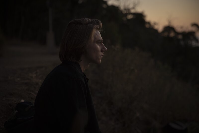 Chester (Henry Strand) schaut den Sonnenuntergang an – Bild: BR/​Werner Film Productions/​Ben Saunders