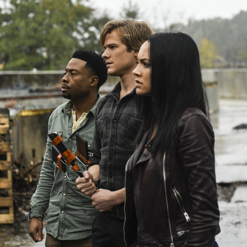 (v.l.n.r.) Wilt Bozer (Justin Hires); MacGyver (Lucas Till); Riley Davis (Tristin Mays). – Bild: PLURIMEDIA (CBS Broadcasting, Inc)