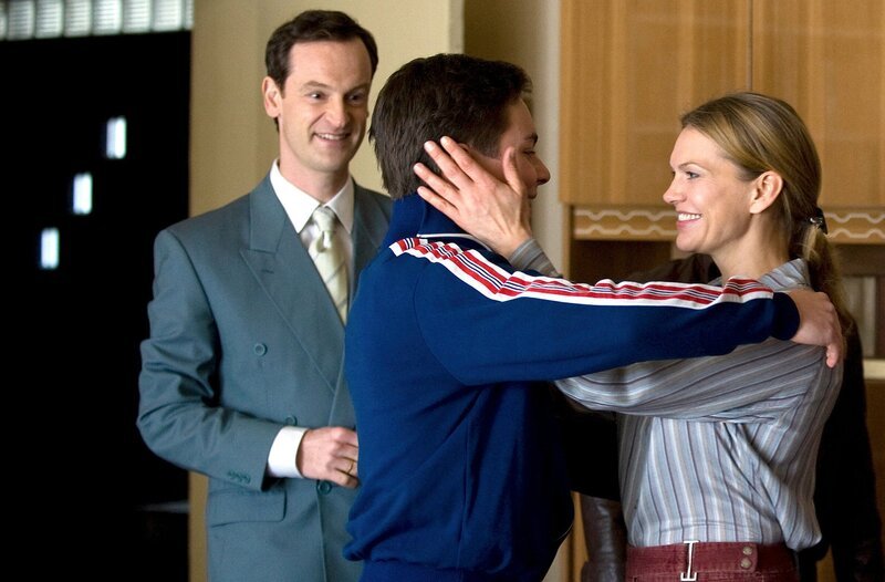 Falk (Jörg Hartmann, l.) und Vera Kupfer (Anna Loos, r.) sind froh, dass ihr Sohn Roman (Ferdinand Lehmann, M.) die Nierentransplantation gut überstanden hat. – Bild: ZDF/​ARD/​Julia Terjung