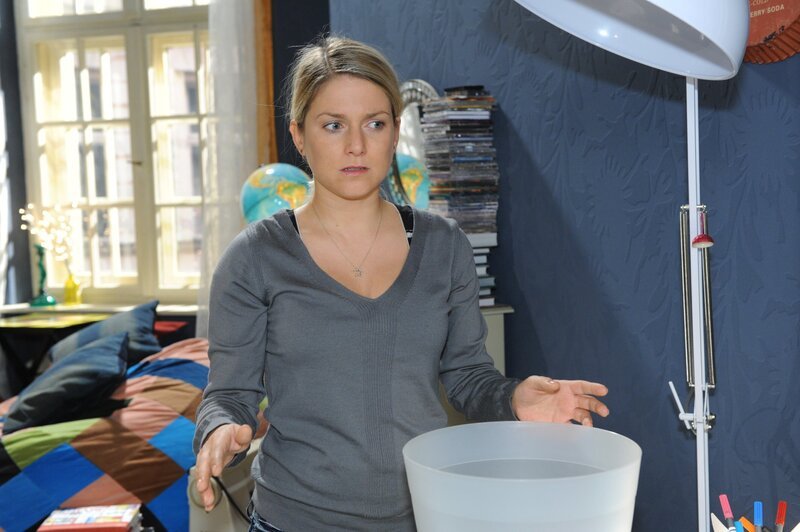 Anna (Jeanette Biedermann) ist von der Begegnung mit dem Fremden fasziniert und lässt sich auf eine Verabredung ein … – Bild: SAT.1 /​ Claudius Pflug