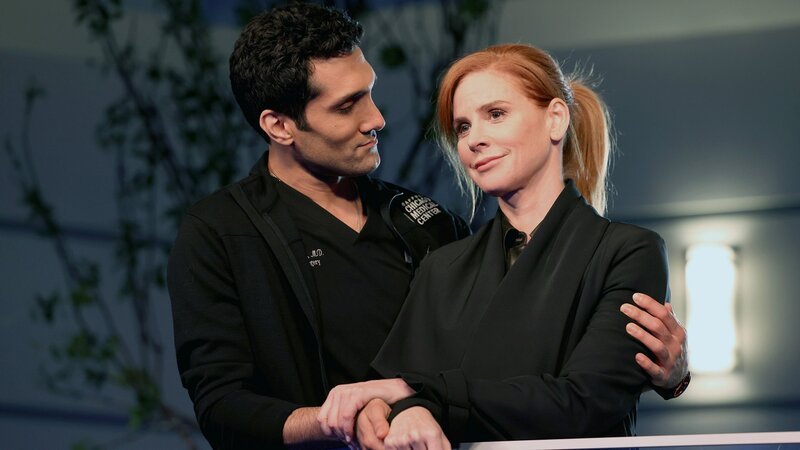 Ruhiger Moment zu zweit: Dominic Rains als Dr. Crockett Marcel, Sarah Rafferty als Dr. Pamela Blake – Bild: SRF/​NBC Universal