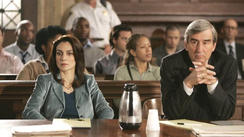 Die beiden Staatsanwälte Alexandra Borgia (Annie Parisse) und Jack McCoy (Sam Waterston) folgen im Gerichtssaal den Ausführungen des Verteidigers. – Bild: RTL