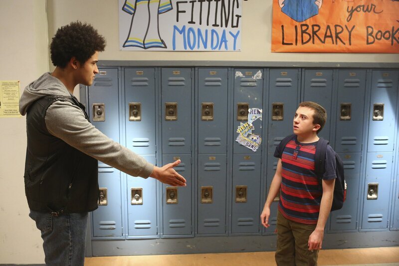 Brick (Atticus Shaffer, r.) wird immer wieder von Dylan (Chasen Banks, l.) gemobbt, bis Cindy sich der Sache annimmt … – Bild: Warner Bros.