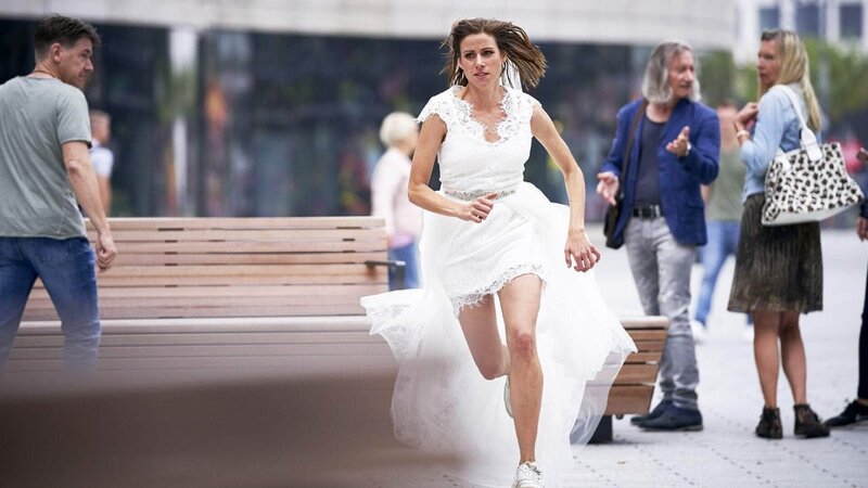 Jenny (Katrin Heß) ist die Brautjungfer ihrer besten Freundin Maja. Nach einem brutalen Anschlag auf sie und die Braut in Spe, verfolgt Jenny im Brautjungfernkleid den Täter. – Bild: RTL /​ Guido Engels