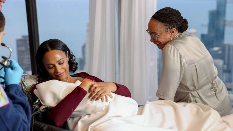Glücklich, v.li.: Nicolette Robinson als Tara Goodwin, S. Epatha Merkerson Sharon Goodwin – Bild: SRF/​NBC Universal
