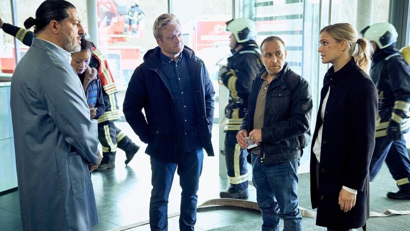 Nach einer Amokfahrt auf der Autobahn befragen Semir und Vicky beim Arbeitgeber des Amokfahrers den Geschäftsführer Lars-Ole Anderson und Hüseyin. Sie erfahren von dem Stellenabbau in der Firma. – Bild: Foto: RTL /​ Guido Engels