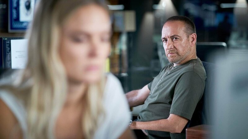 Vicky (Pia Stutzenstein) glaubt Marias Darstellung, Semir (Erdogan Atalay) bezweifelt Vickys weibliche Intuition. – Bild: RTL /​ Guido Engels