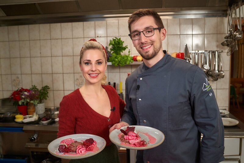 Silvia Schneider, Christian Wachter („Tatar vom Hirschkalb mit Roten Rüben und Stundenei“). – Bild: ORF/​Silvia Schneider GmbH/​Juraj Melicher