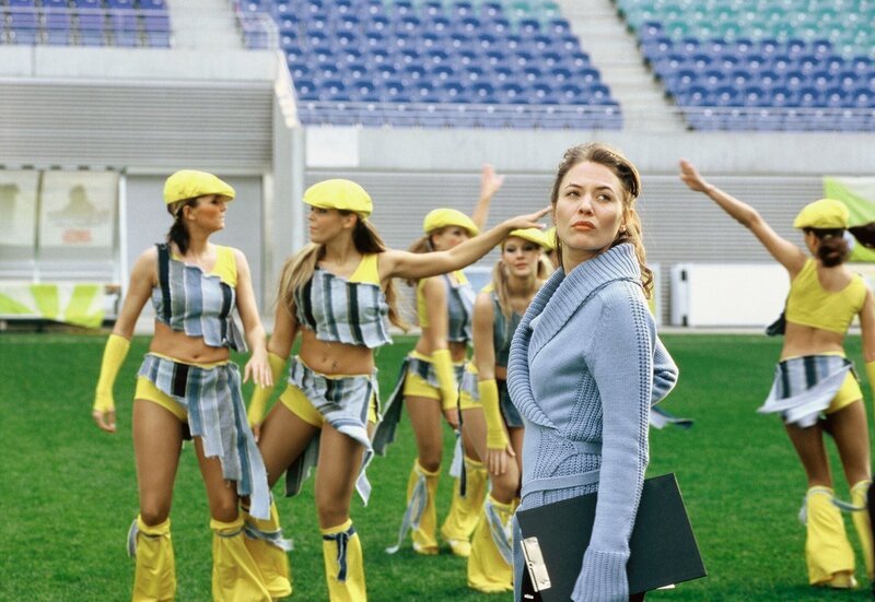 Anna Fellner (Julia Thurnau) mit ihrer Cheerleader-Truppe beim letzten Training vor dem großen Länderspiel Deutschland-Frankreich im Leipziger Zentralstadion. – Bild: rbb/​MDR/​Spitz