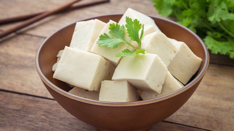 Tofu cubes in bowl and parsley – Bild: Amarita /​ Getty Images/​iStockphoto /​ ThinkstockPhotos-478286446