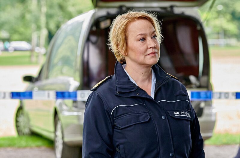 Nele Fehrenbach (Floriane Daniel) ist besorgt: Dieser Mordfall könnte ungeahnte Auswirkungen auf ihr Team haben. – Bild: ARD/​Nicolas Gradicsky