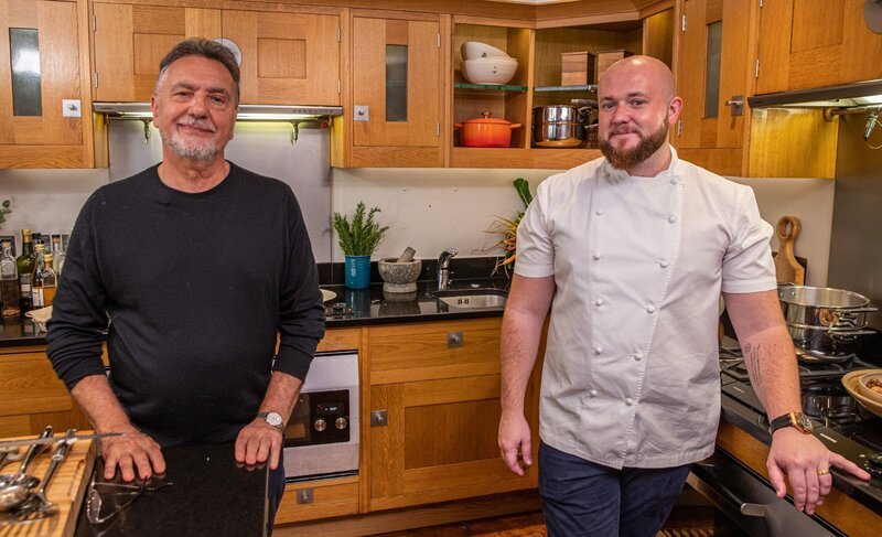 Raymond Blanc (l.) und Niall Keating – Bild: RTL /​ Rock Oyster Media