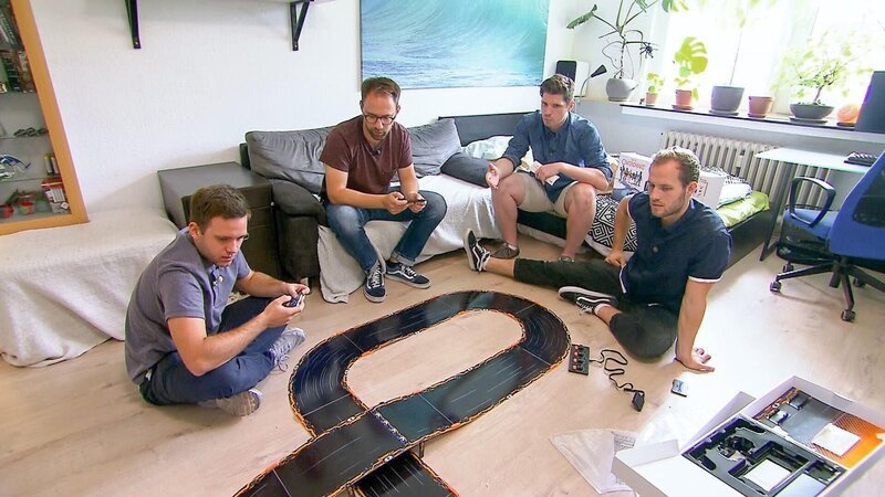 Die WG testet das „Overdrive Starter Kit“. – Bild: RTL /​ Folge 64