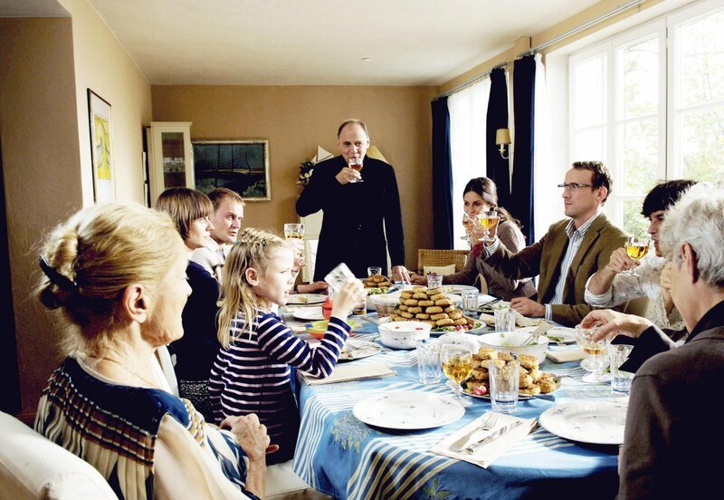 „Copacabana“, Ein harmonisches Familienfest in entspannter Atmosphäre im idyllischen Haus am See sollte es werden. Kinder und Enkelkinder reisen an, um den 35. Hochzeitstag von Maria und Herbert Schubert zu feiern. Sie wissen nicht, dass Maria ihren Mann verlassen will. Aber auch die Kinder stehen an den Wendpunkten ihrer Beziehungen und Karrieren.  SENDUNG: ORF3 – FR – 06.04.2018⁠–⁠21:50 UHR. – Veroeffentlichung fuer Pressezwecke honorarfrei ausschliesslich im Zusammenhang mit oben genannter Sendung oder Veranstaltung des ORF bei Urhebernennung. – Bild: ORF/​Sanset Film/​Gordon M