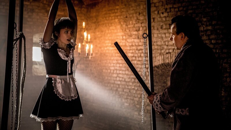 Doro Decker (Alina Levshin) steckt in einer gefährlichen Situation. Faber (Ronald Kukulies) hat herausgefunden wer sie ist. – Bild: Sofie Silberman /​ ZDF