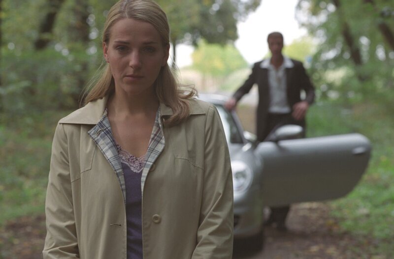Nach einem erneuten Kuss mit Oliver (Patrik Fichte, Hintergrund) muss Bianca (Tanja Wedhorn) mit sich allein sein. – Bild: ZDF und Britta Krehl