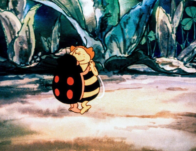 Gustav feiert seine Verlobung mit Emma und tanzt mit Frau Marienkäfer. – Bild: ORF/​ZDF/​Apollo-Film