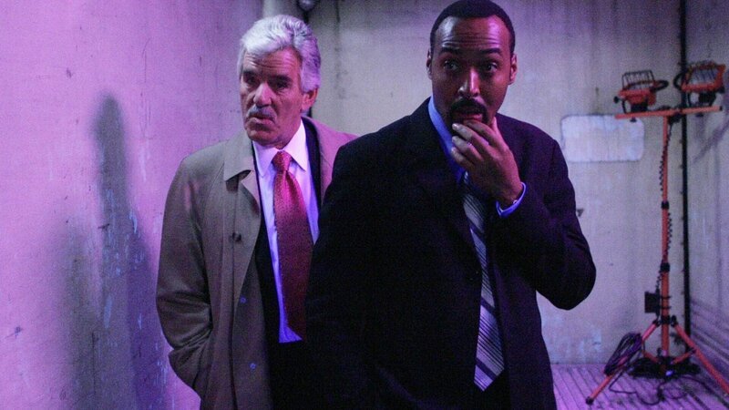 Im dunklen Verlies: In diesen unterirdischen Räumlichkeiten soll das Opfer mexikanische Einwanderer über die Grenze gebracht haben. Die beiden Ermittler Fontana (Dennis Farina, li.) und Green (Jesse L. Martin) nehmen den vermeintlichen Tatort genau ins Visier. – Bild: RTL