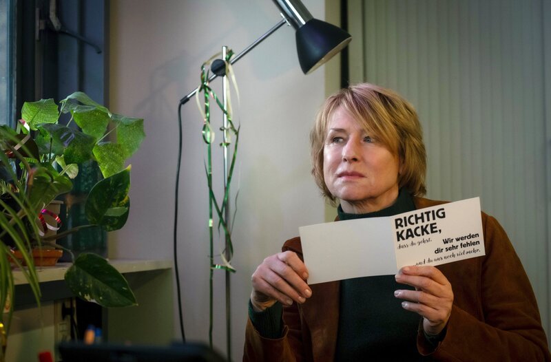 Susanne Bonard (Corinna Harfouch, Bild) hat ihren letzten Tag im Dienst in der Mordkommission des LKA. – Bild: rbb/​Conny Klein