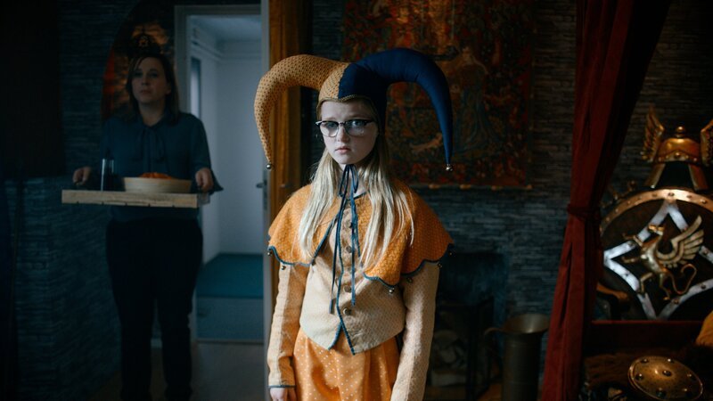 Floor (Bobbie Mulder) gerät in eine sehr seltsame Situation, als sie versucht, den letzten Aufkleber für ihr Buch zu bekommen. – Bild: NDR/​NL Film