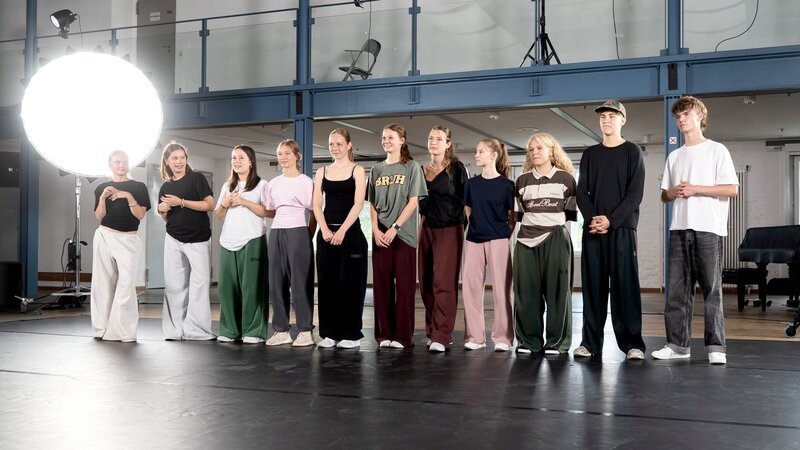 Die Spannung steigt. Die Tänzerinnen und Tänzer treffen im Halbfinal-Battle aufeinander. – Bild: rbb/​STARSHIP Film GmbH