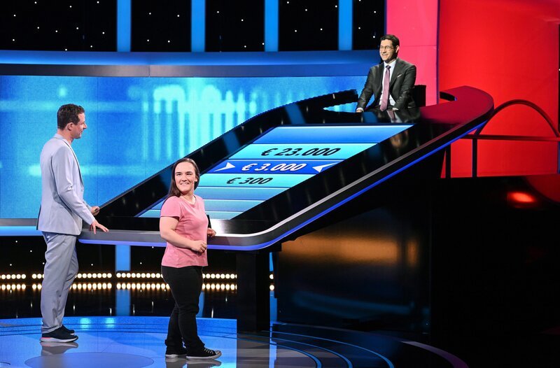 ARD GEFRAGT – GEJAGT FOLGE 773, „Radiospecial“. Jetzt wird aufgedreht! In zehn Ausgaben des Vorabendquiz’ „Gefragt – Gejagt“ im Ersten treten beliebte Moderatorinnen und Moderatoren von ARD-Radiowellen gegen die „Quiz-Elite“ an. An ihrer Seite stehen vom 10. bis 14. Juni 2024 jeweils drei Hörerinnen bzw. Hörer aus dem jeweiligen Sendegebiet. Im Bild: Moderator Alexander Bommes mit der Kandidatin Sarah Lang und dem Jäger Sebastian Jacoby. – Bild: ARD