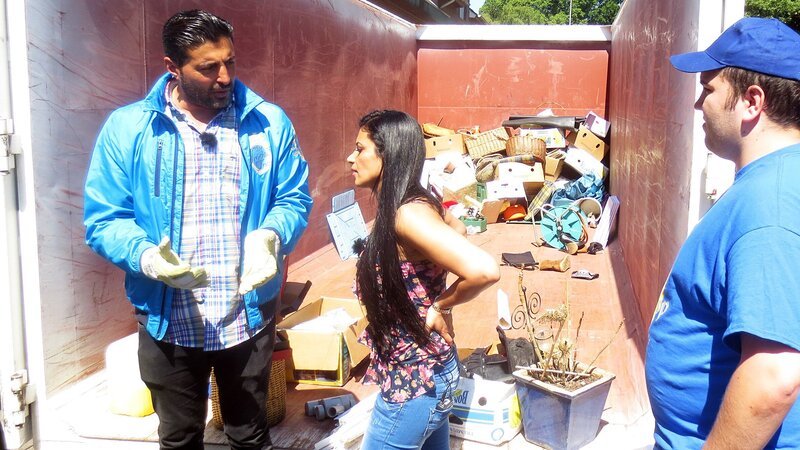 Experte Sükrü Pehlivan (li.) und Besna diskutieren darüber, was in den Container gehört..Experte SĂĽkrĂĽ Pehlivan (li.) und Besna diskutieren darĂĽber, was in den Container gehĂ¶rt.. – Bild: RTL Zwei