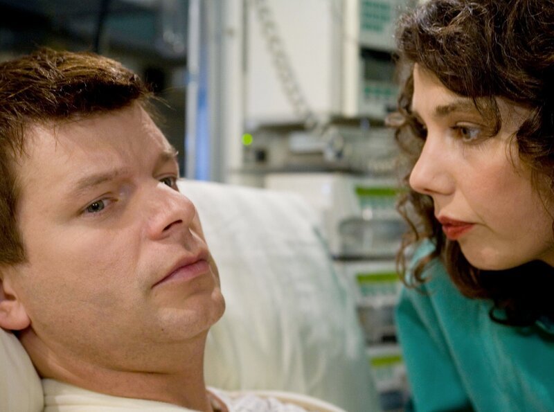 In aller Freundschaft, Fernsehserie, Folge 311, „Auf der Suche nach dem Glück“, Regie: Peter Wekwert, am Dienstag um 21:05 Uhr im Ersten. Durch die anstehende zweite Operation und die Übernachtung von Valerie bei ihrem Ex-Mann Martin nehmen die Spannungen zwischen Valerie (Inka Grötschel) und Stefan (Nikolaus Gröbe) immer mehr zu. – Bild: MDR/​Krajewski