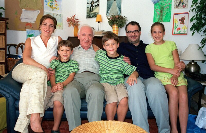 „Dolce Vita & Co.“, „Ein Hundeleben.“ Das Grauen hat einen Namen – Henry. Er ist ein ebenso hässlicher wie verwöhnter Hund, auf den Mario anstelle von Hans für ein paar Tage aufpassen muss. Nicht genug damit, dass Henry einen Gast im Dolce Vita verletzt, er ruiniert auch noch Marios halbe Wohnung und bringt ein Catering im Auftrag von Mariannes Firma an den Rand des Abbruchs und Marios Ehe damit in eine ernste Krise. Inmitten all dieses Trubels beginnt für den trinkfesten Kellner Franz und den exzentrischen Meisterkoch Boris eine wunderbare Freundschaft.Im Bild (v.li.): Gundula Rapsch (Marianne), Kurt Sobotka (Hans), Florian Chytilek (Dany), Manuel Chytilek (Viktor), Michael Niavarani (Mario), Nicola Etzelstorfer (Lisa). – Bild: ORF/​Thomas Prodinger