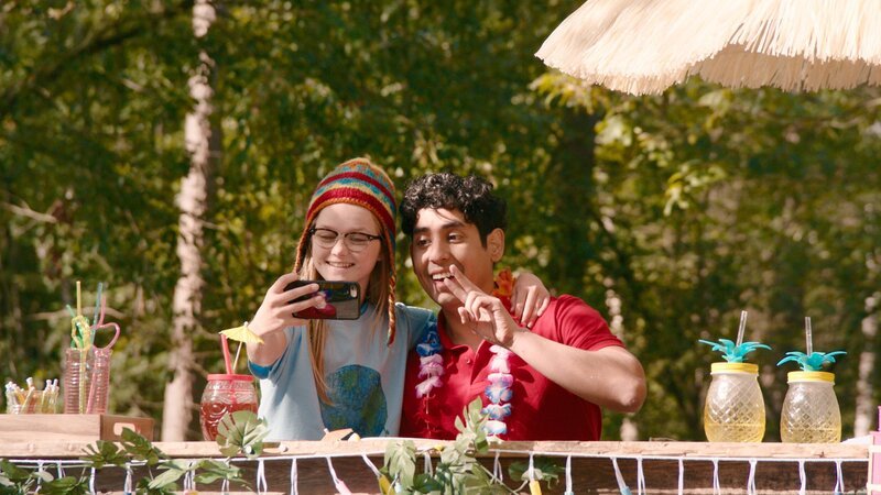 Floor (Bobbie Mulder) macht ein Selfie mit einem Barkeeper, und tut so, als sei sie in Peru. – Bild: NDR/​NL Film