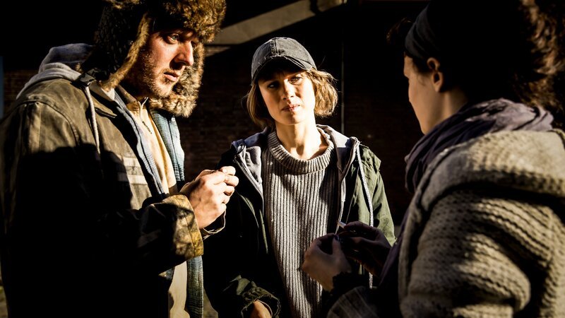 Doro (Alina Levshin, M.) berichtet Katinka (Jana McKinnon, r.) und Joshi (Jesse Albert, l.) von ihren Verdächtigungen. – Bild: Sofie Silberman /​ ZDF