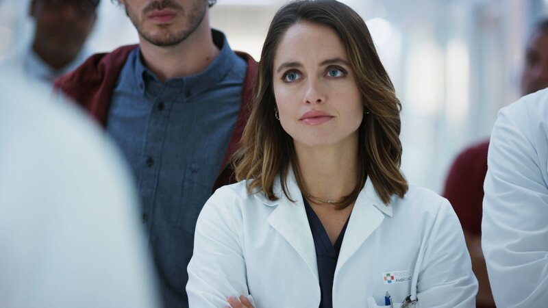 Hört aufmerksam zu: Matilde Gioli als Dr. Giulia Giordano – Bild: SRF/​SONY Pictures /​ Fabrizio De Blasio