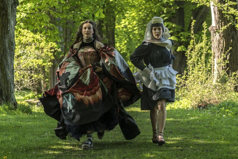 Von links: Sara (Caroline Vedel) und Anna (Fanny Bornedal) auf der Flucht. – Bild: BR/​DR/​Jesper Tøffner