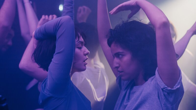 Mit Lara (Emma Drogunova, l.) ist alles anders. Hanna (Banafshe Hourmazdi, r.) fühlt sich zum ersten Mal so richtig wild und frei. – Bild: ZDF und Marcus Glahn