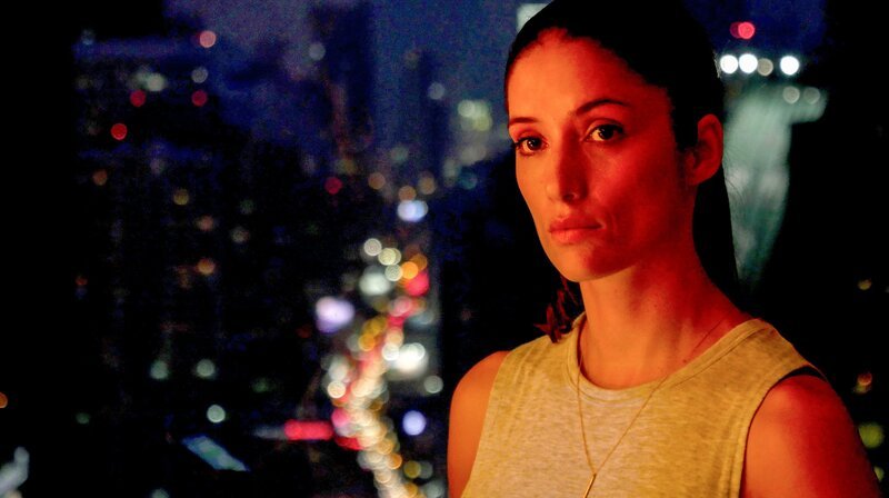 Derya (Melanie Winiger) reist nach Bangkok, um Özakin zu unterstützen. – Bild: ORF 2