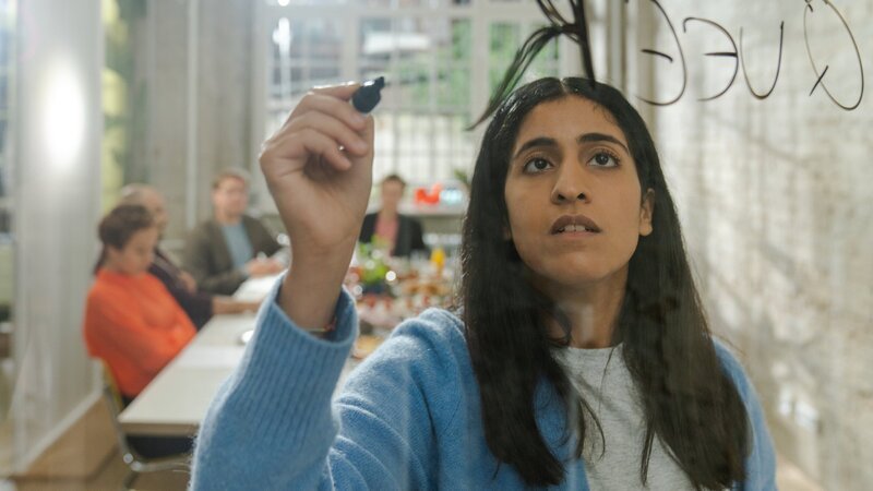 Als Volontärin muss Hanna (Banafshe Hourmazdi) lernen, sich durchzusetzen. Ob sie mit ihrem Pitch wohl die Geschäftsführung überzeugt? – Bild: ZDF und Marcus Glahn./​Marcus Glahn