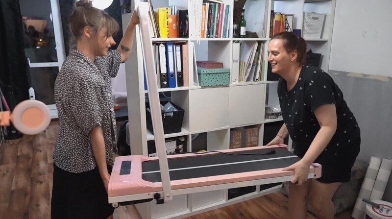 Reporterin Julie Pelzel (l.) trifft Frauen wie Jennifer, die mitten im Chaos zwischen Kindererziehung, Existenzangst und Selbstfindung stehen. – Bild: RTL /​ Arriba Media /​ Plötzlich Alleinerziehend! – Ist das Leben jetzt vorbei?