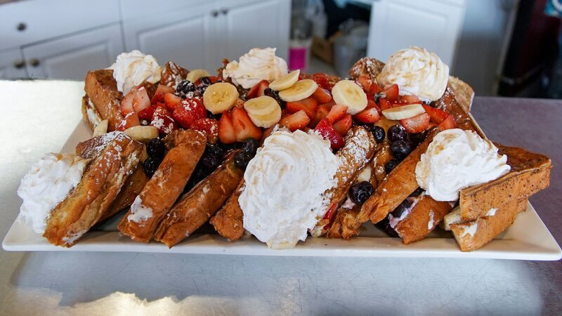 The Go Bananas Challenge at The Hungry Monkey in Newport, RI as seen on Man v. Food, season 6. – Bild: Food Network /​ Discover Images: TCWF601_TCWF_Ne /​ Discovery, Inc. All Rights Reserved
