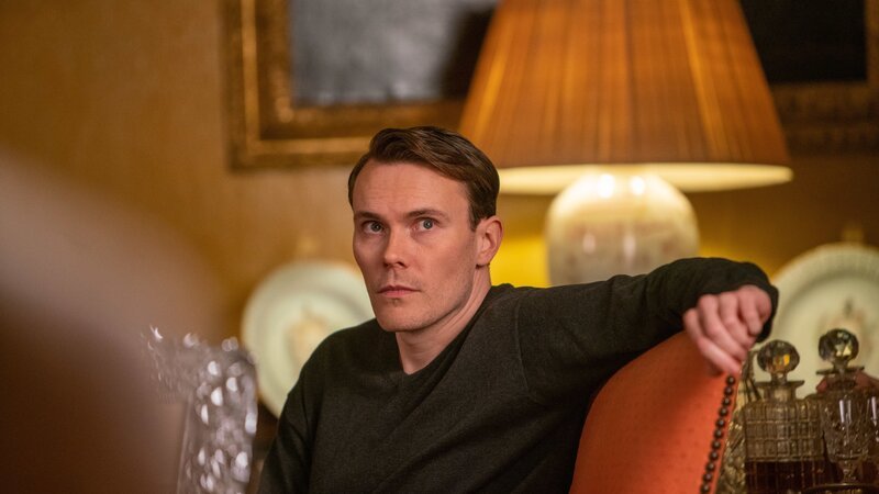 Auch Andrew Welles (Ed White), Sohn des Schauspieler-Ehepaars, das Mitrate-Morde auf Geburtstagsfeiern anbietet, zählt zu den Verdächtigen. – Bild: Mark Bourdillon /​ ZDF