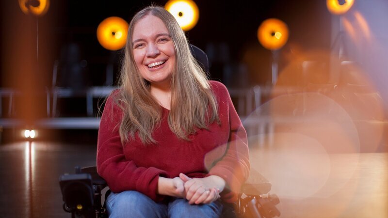Anna Müller (39) tanzt im Rollstuhl zeitgenössischen Tanz und engagiert sich im „Tanzlabor Leipzig“ für verschiedene „Mixed Abled Dance“ – Projekte – Bild: ZDF und Thomas Keffel